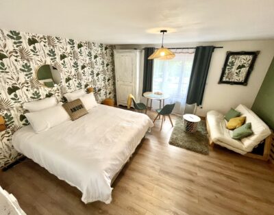Charmant Studio avec entrée indépendante sur un domaine de 9ha avec vue