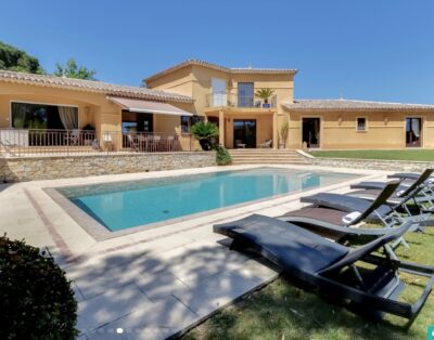 Villa tropézienne luxueuse sur le golf de beauvallon ,100 m des plages