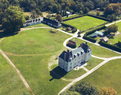 Un château et ses dépendances pour groupe adepte de loisirs de plein air à 1h30 de Paris