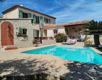Villa provençal, piscine-jacuzzi chauffés, vue mer, proche plages et commerces.