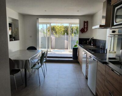 Appart dans villa avec grande terrasse privative.